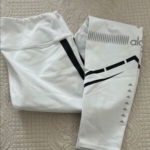 ALO Yoga White and Black Leggings Sleek Athletic Design